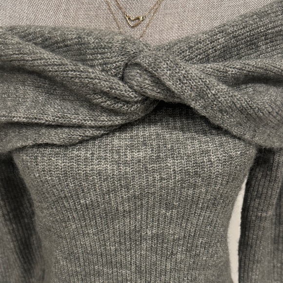 H&M Off-Shoulder Twist Knit Sweater - Gray NWT Size M - Picture 3 of 10